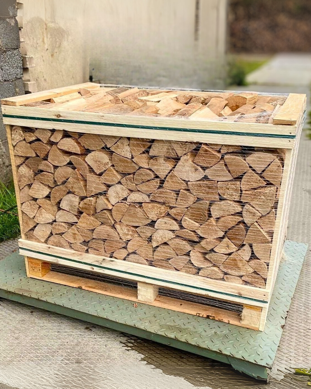 Standard Crate of Kiln-Dried Birch Logs